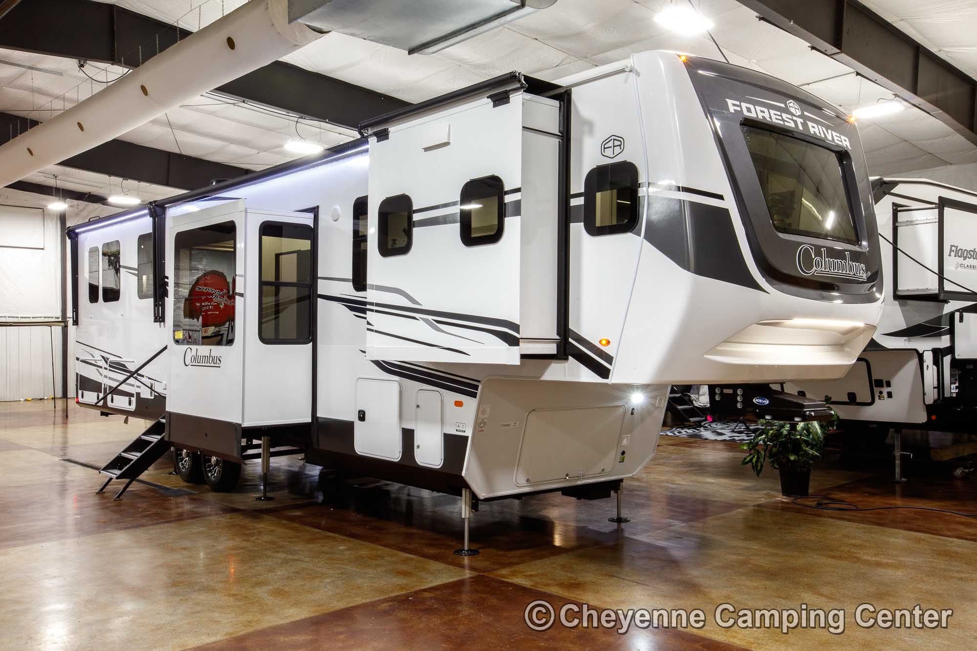 2025 Palomino Columbus 388FKH Front Kitchen Fifth Wheel Enterior Image