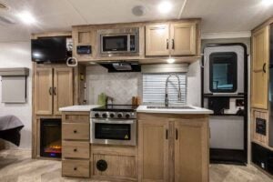 2022 Palomino Solaire Ultra Lite 208SS Couples Camper Interior Image