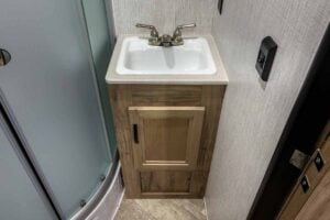 2022 Palomino Solaire Ultra Lite 208SS Couples Camper Interior Image
