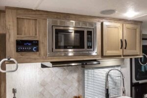 2022 Palomino Solaire Ultra Lite 208SS Couples Camper Interior Image