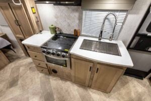 2022 Palomino Solaire Ultra Lite 208SS Couples Camper Interior Image
