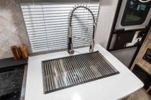 2022 Palomino Solaire Ultra Lite 208SS Couples Camper Interior Image