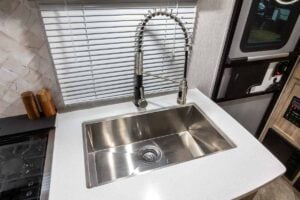 2022 Palomino Solaire Ultra Lite 208SS Couples Camper Interior Image