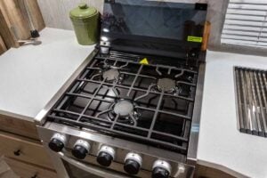 2022 Palomino Solaire Ultra Lite 208SS Couples Camper Interior Image