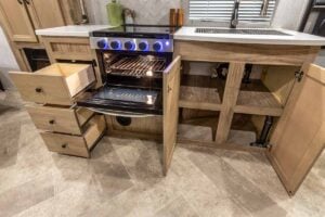 2022 Palomino Solaire Ultra Lite 208SS Couples Camper Interior Image