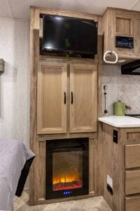 2022 Palomino Solaire Ultra Lite 208SS Couples Camper Interior Image