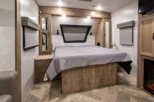 2022 Palomino Solaire Ultra Lite 208SS Couples Camper Interior Image