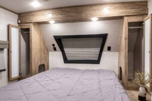 2022 Palomino Solaire Ultra Lite 208SS Couples Camper Interior Image