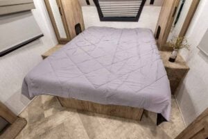 2022 Palomino Solaire Ultra Lite 208SS Couples Camper Interior Image
